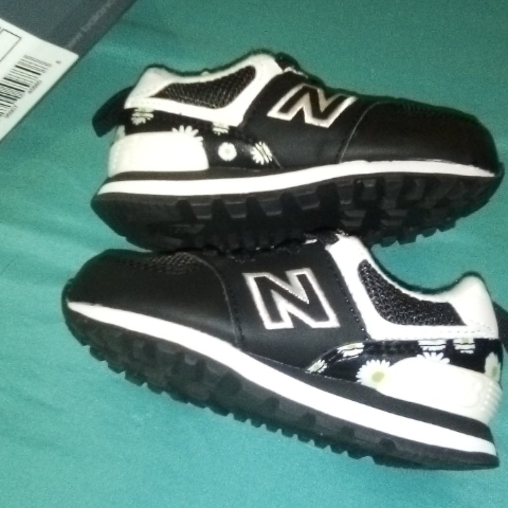 NWT 5.5 Toddler - Regular - Girl 🖤New Balance x Brand New 🖤Free Socks with...
